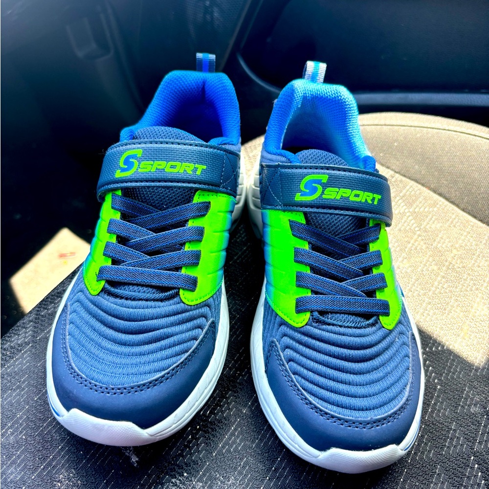 BRAND NEW Boys size 3 SKETCHERS MEMORY FOAM